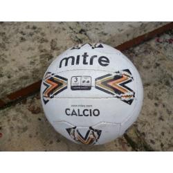 VARIETY OF FOOTBALL/RUGBY BALLS