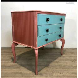 Shabby-Chic Restoration and Upcycled Chest of Drawers