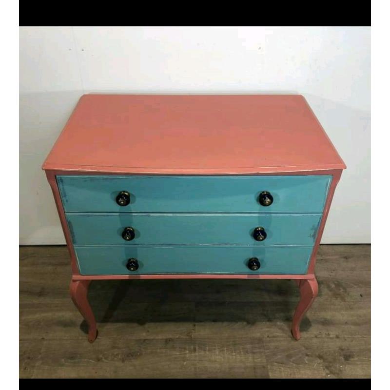 Shabby-Chic Restoration and Upcycled Chest of Drawers