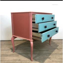 Shabby-Chic Restoration and Upcycled Chest of Drawers